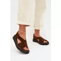 кафяво