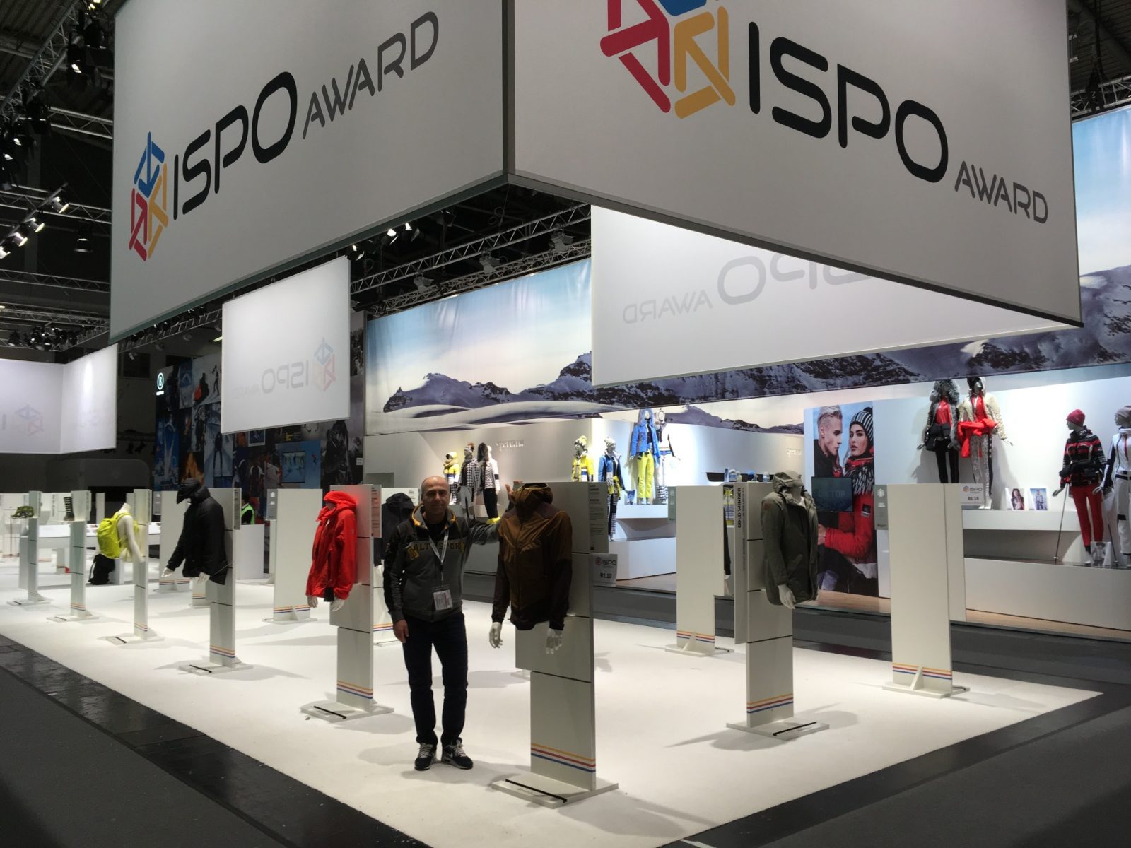 ISPO Award изложение със спортно облекло и посетител