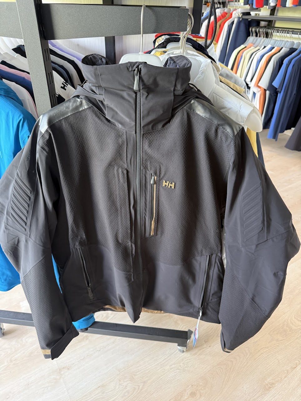 Тъмно техническо яке Helly Hansen с качулка и ципове